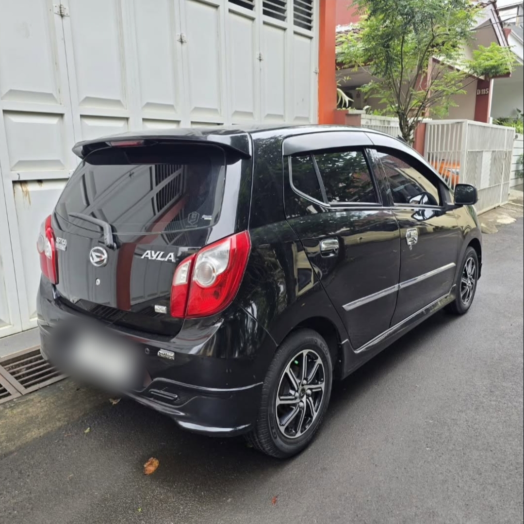 Daihatsu Ayla Hitam (Belakang)