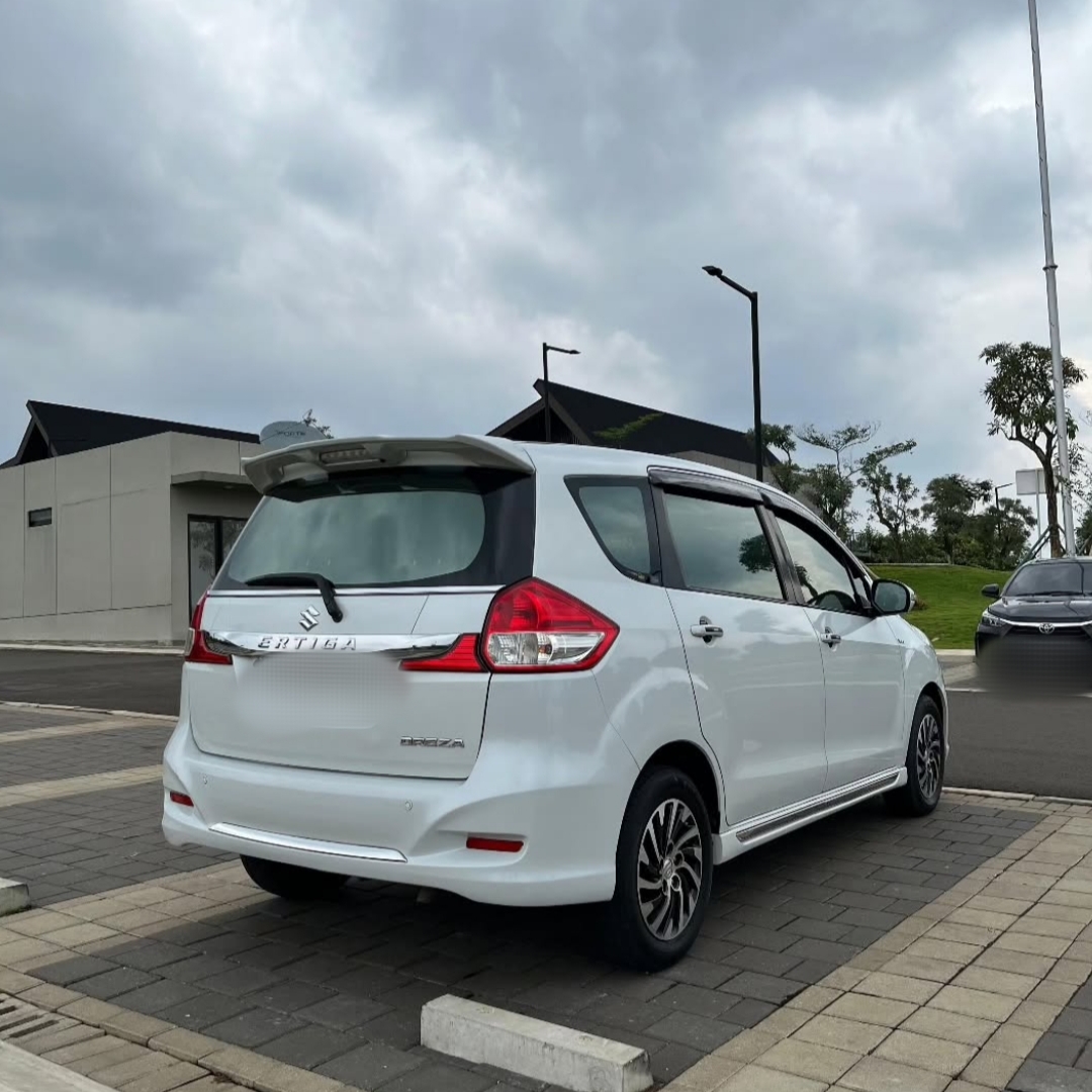 Ertiga Putih (Belakang)