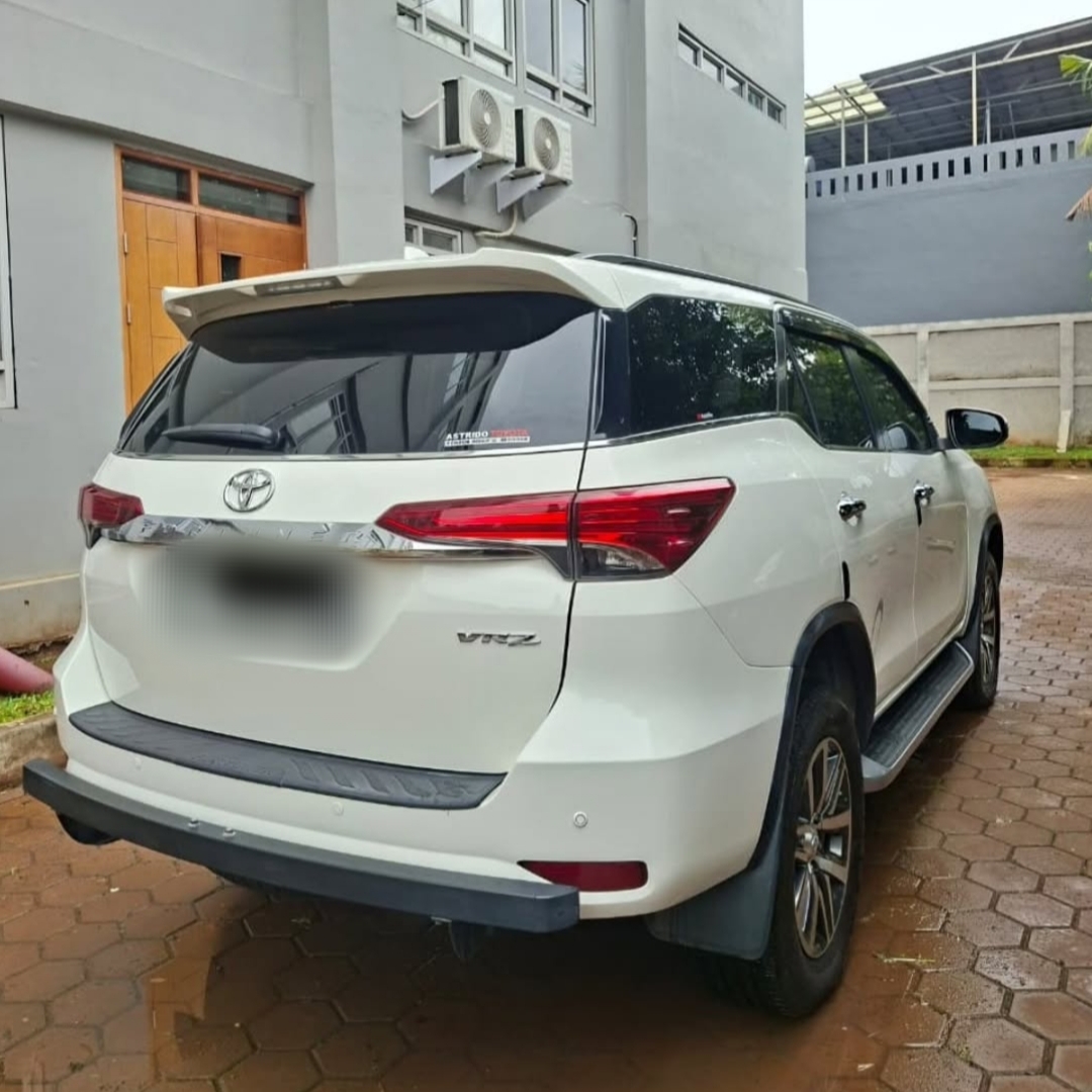 Fortuner Putih (Belakang)