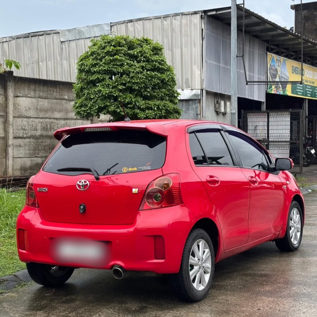 Yaris Merah (Belakang)